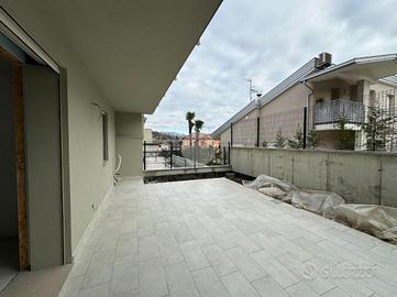 VILLA A SCHIERA CENTRALE A ADRO