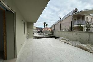 VILLA A SCHIERA CENTRALE A ADRO