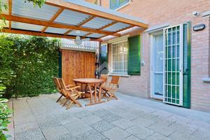 VILLA A SCHIERA A REGGIO NELL'EMILIA