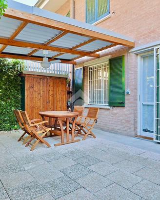 VILLA A SCHIERA A REGGIO NELL'EMILIA