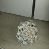 composizione di fiori in ceramica 