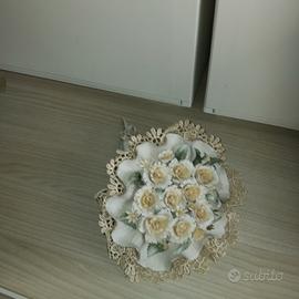 composizione di fiori in ceramica 