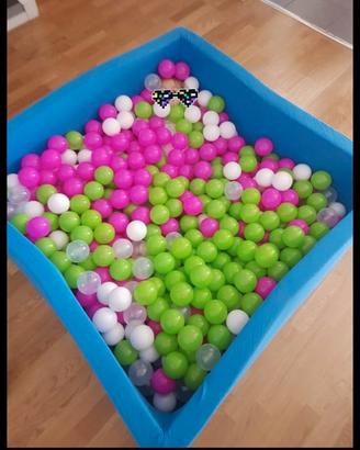 vasca quadrata con palline