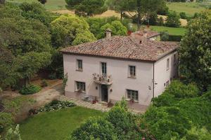 Rustico / Casale di 500 m² con 5 locali e box auto