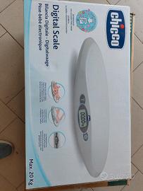 Bilancia pesa neonato