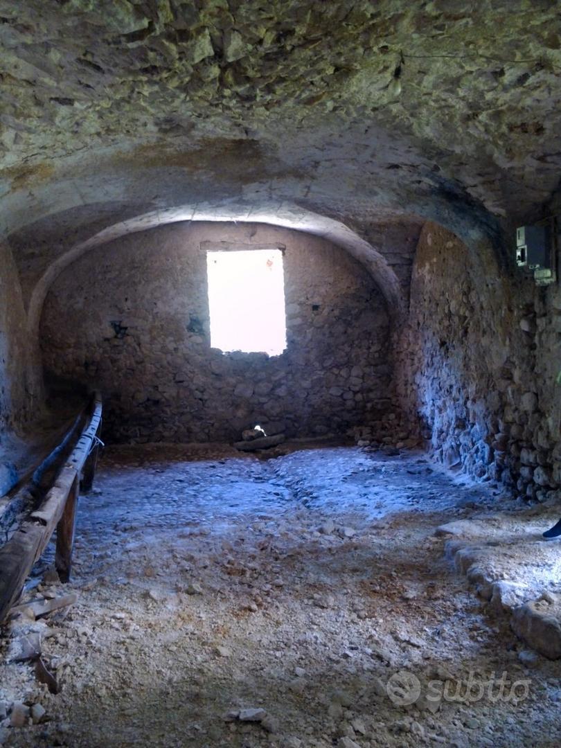 Ampio terreno con rustico in roccia - Altro