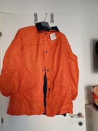 Giacca impermeabile, con imbottitura removibile.