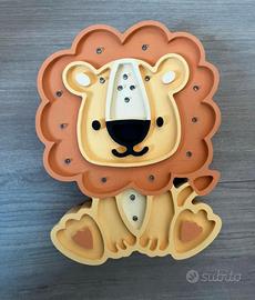 🦁 LAMPADA DA PARETE PER CAMERETTA – LEONE IN LEGNO