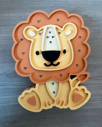 🦁 LAMPADA DA PARETE PER CAMERETTA – LEONE IN LEGNO