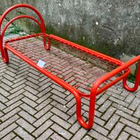Letto in metallo rosso