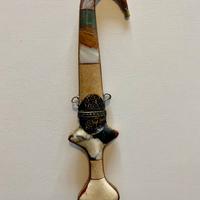 Daga decorativa orientale in pietra e metallo