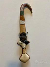 Daga decorativa orientale in pietra e metallo