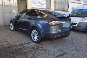 Tesla Model X Long Range con Guida autonoma