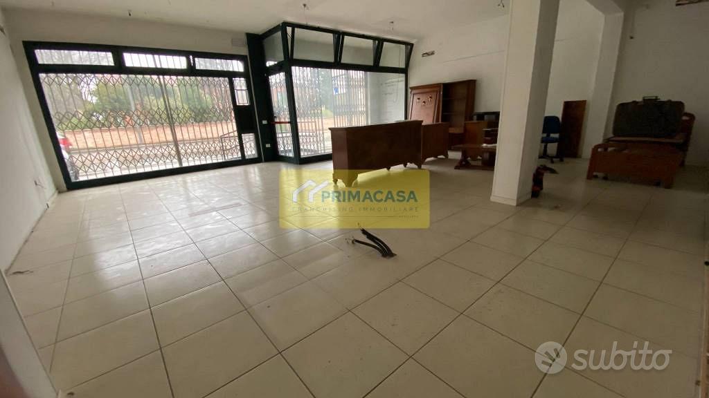Attività / Licenza di 118 m² con più di 5 locali a - Vista 2