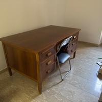 Grande scrivania da ufficio in legno