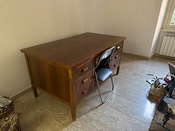 Grande scrivania da ufficio in legno