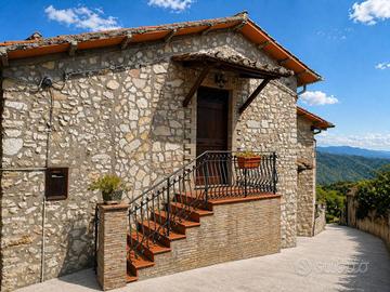 Casa in pietra ristrutturata in borgo umbro