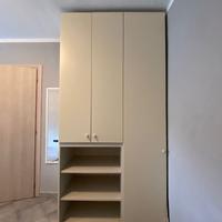 Armadio a tre ante con ripiani