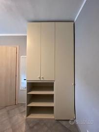 Armadio a tre ante con ripiani