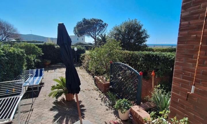 Antignano di pregio con giardino