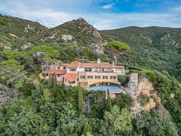 Villa di 600 m² con più di 5 locali e box auto dop