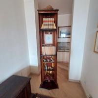 canoa d'epoca trasformata in libreria