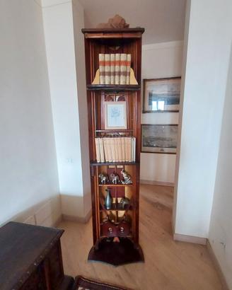 canoa d'epoca trasformata in libreria