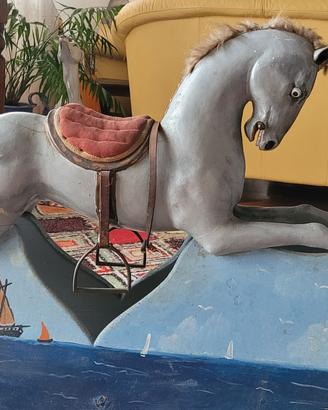 antico cavallo a dondolo in legno