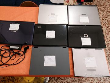 Lotto 11 vecchi pc notebook ricambi o appassionati