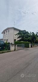 Villa con appartamenti e laboratorio 500mq tot