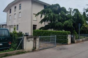 Villa con appartamenti e laboratorio 500mq tot