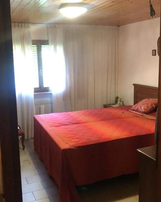 Camera da letto, cassettiera e armadio