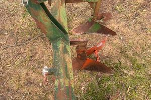 Aratro trivomere per trattore – 3 vomeri