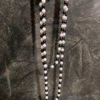 Collana in perle bianca e nera