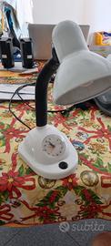 piccola lampada da tavolo con orologio