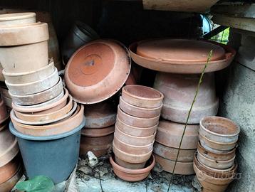 Vasi e sottovasi in coccio e plastica