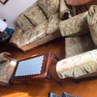 Divano e poltrone con poof e tavolino