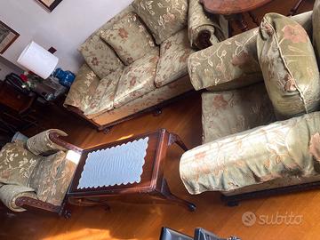 Divano e poltrone con poof e tavolino