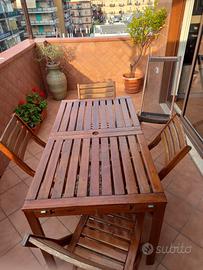 Tavolo in legno con sedie