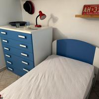 Camera  con 2 letti singoli,  cassettone, comodino