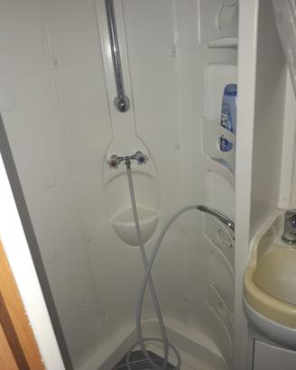 Camper mansardato con grande garage