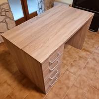 scrivania con cassetti 