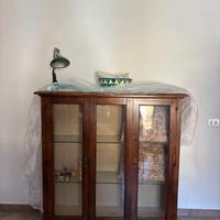 Vetrinetta cristalliera in legno e ante in vetro