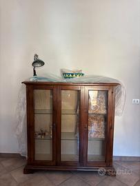 Vetrinetta cristalliera in legno e ante in vetro