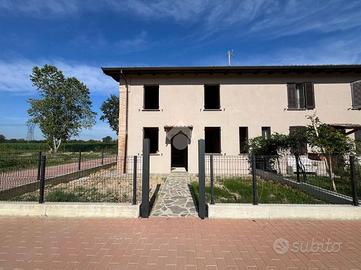 VILLA A SCHIERA D'ANGOLO A CADEO