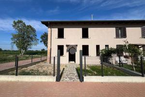 VILLA A SCHIERA D'ANGOLO A CADEO