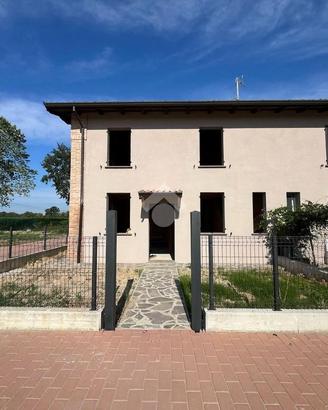 VILLA A SCHIERA D'ANGOLO A CADEO