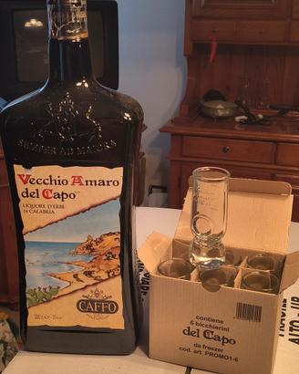bicchieri e bottiglia amaro del capo