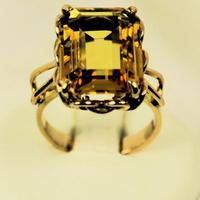Anello in oro 750 e zaffiro.