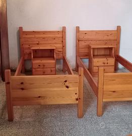 2 Letti singoli con comodini pino